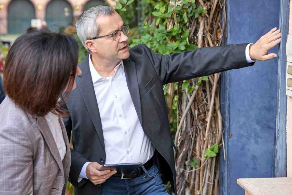 Energieberatung mit individuellen Sanierungsvorschlägen an einem Fachwerkhaus.