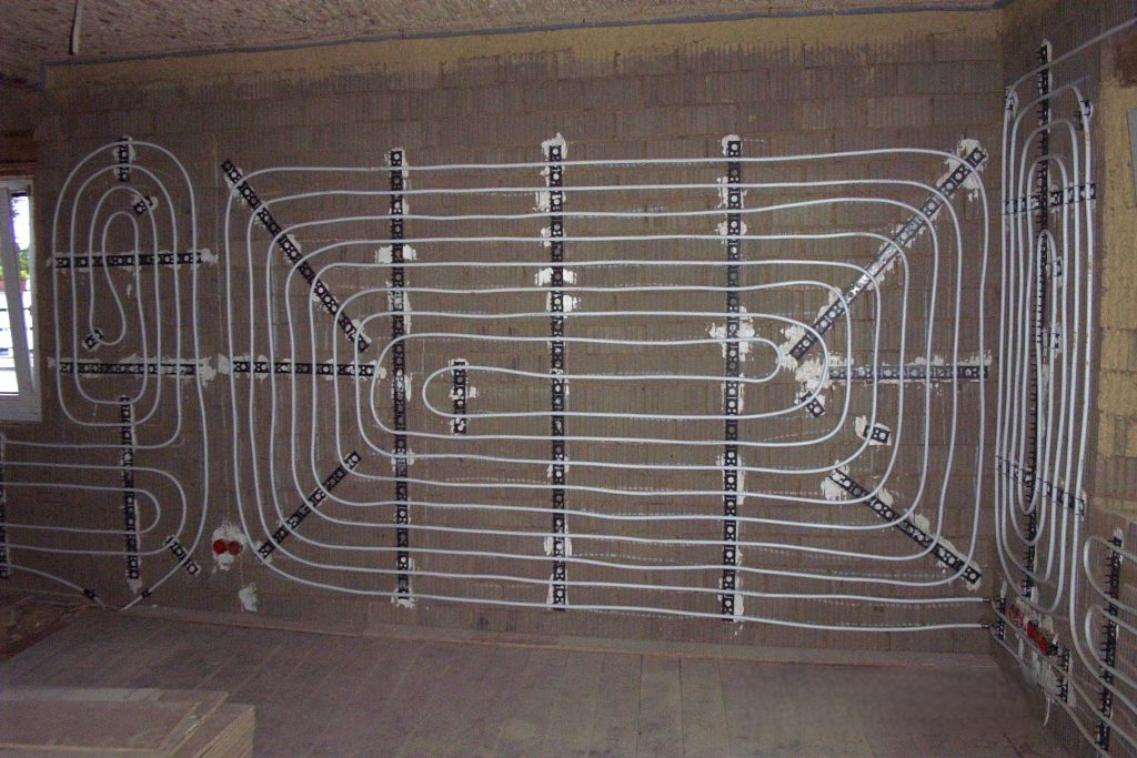 Wandheizung verlegt auf Lehmbausteinen