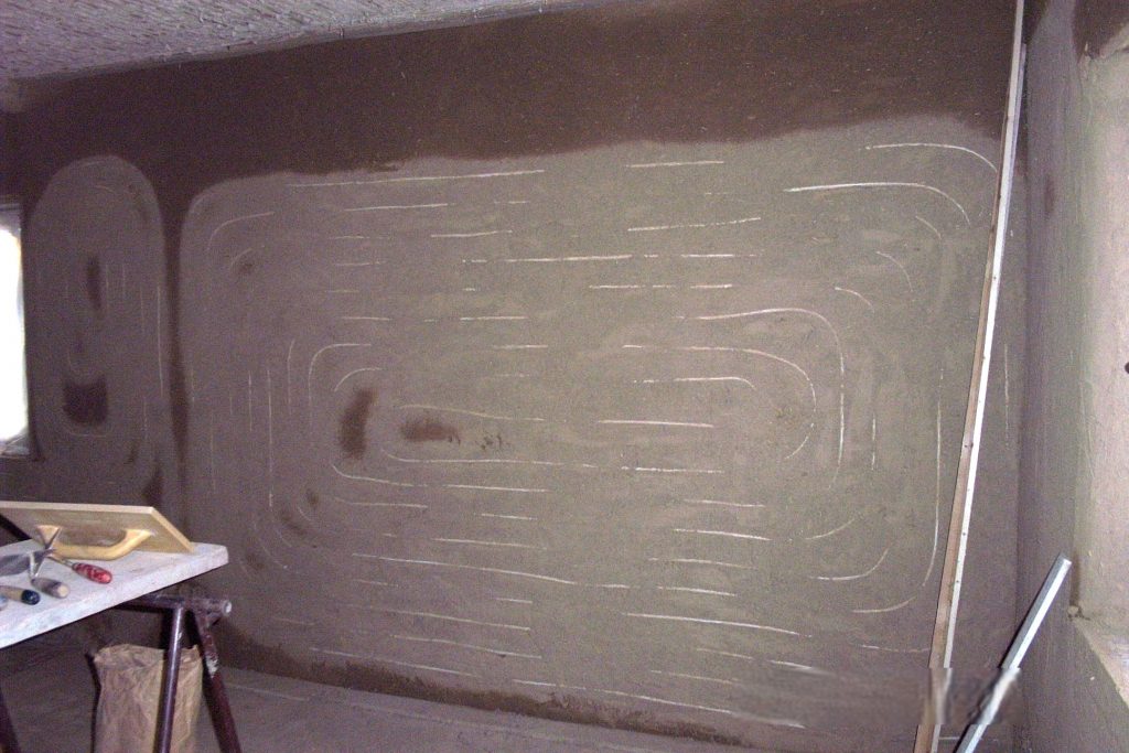 Wandheizung in Lehmputz eingeputzt